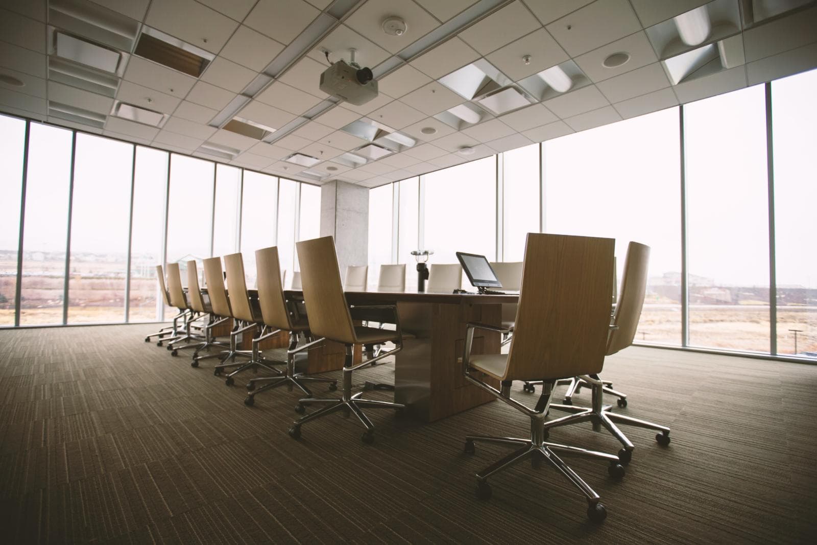 What Are The Differences Between Executive And Non-Executive Directors? (2026 Updated)